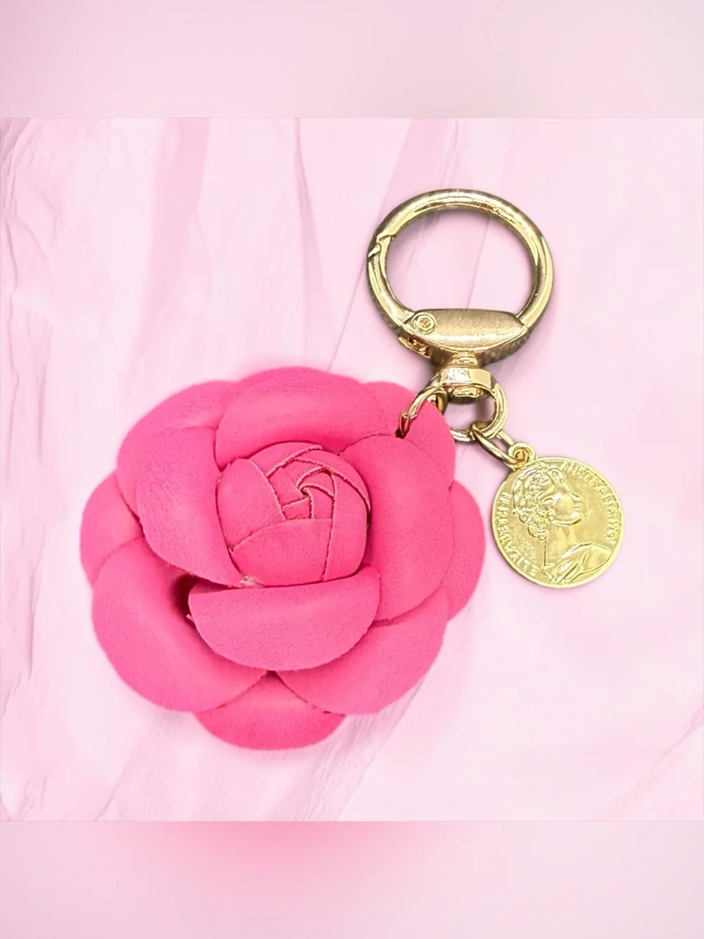 🏷️‼️5/$25🏷️‼️🩷Fuchsia Camellia Faux Leather Keychain w/Gold Coin Charm/NWOT🩷